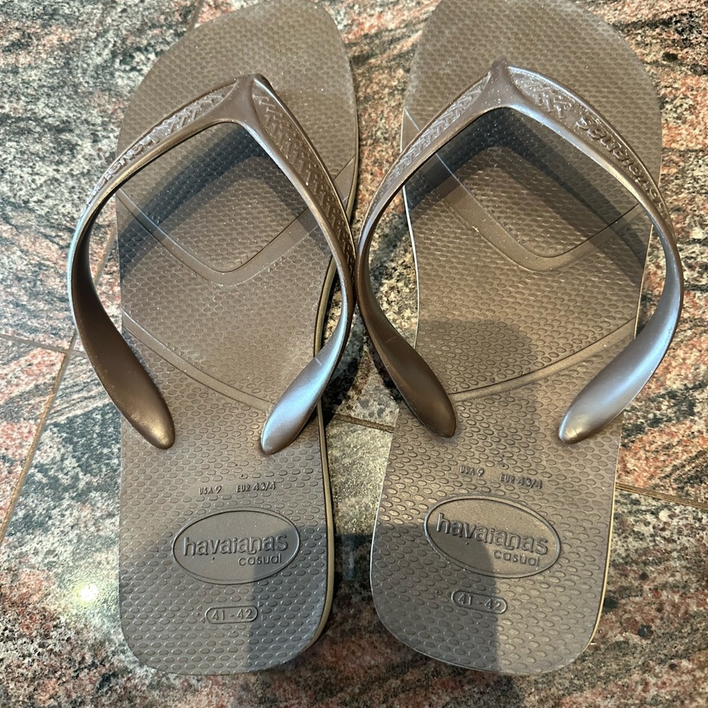 Havaianas Men's Brown Flip Flops and grey